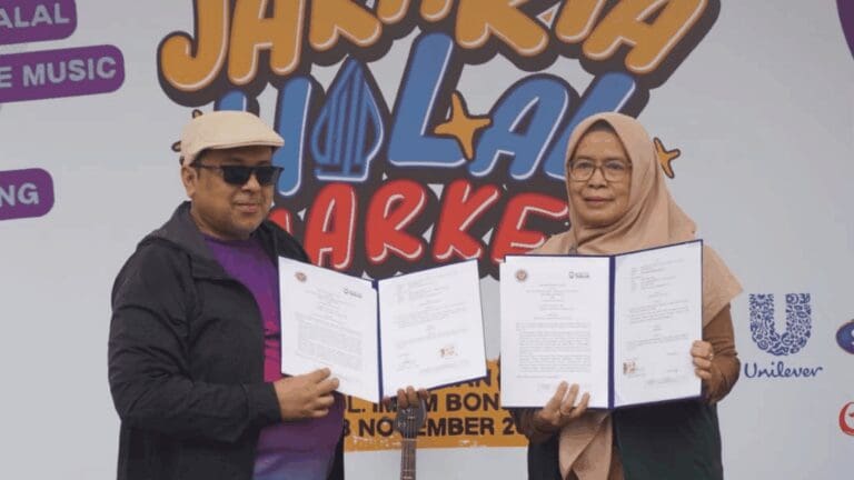 Signing ceremony between Telkom University and BPJPH representatives during the official collaboration for Halal Product Assurance training implementation