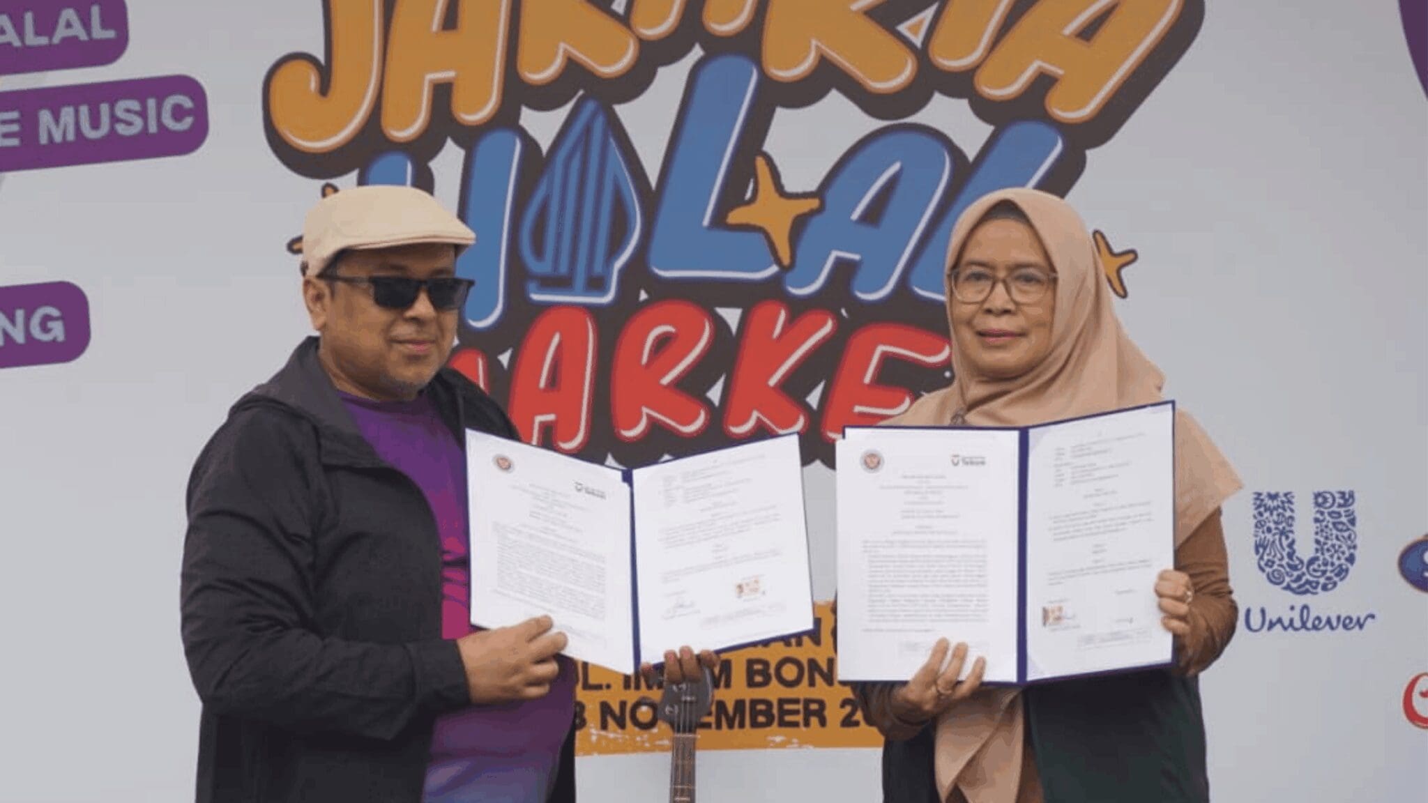 Signing ceremony between Telkom University and BPJPH representatives during the official collaboration for Halal Product Assurance training implementation