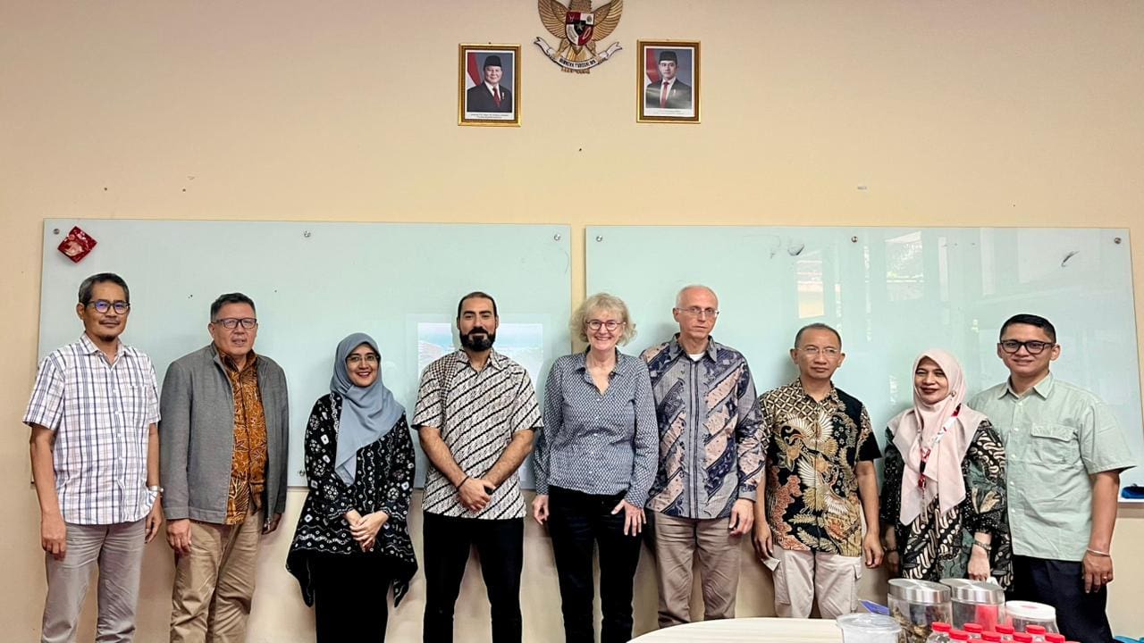 Visiting professor from Grenoble École de Management discusses joint research on green entrepreneurship with CoE EADT researchers at Telkom University.